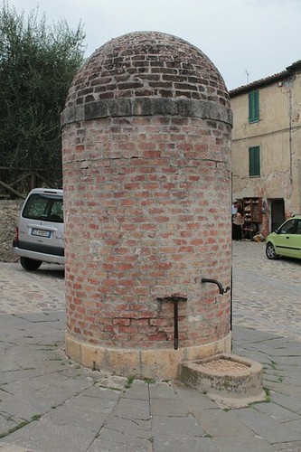Monteriggioni: fontana