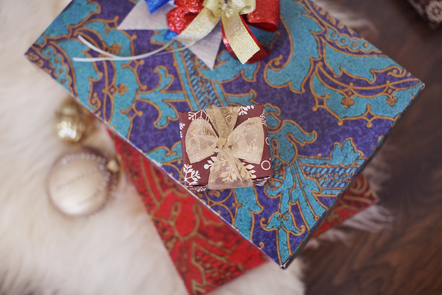 Christmas_gift_ribbon_box_bow