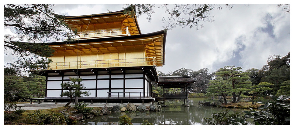 Derrière le Kinkaku-ji, Temple du Pavillon d’Or, Kyoto – Japon