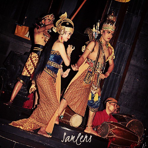 Ramayana Dance Performance - Prambanan temple indoor stage Yogjakarta Indonesia #dance #java  #ramayana  #instatravel  #instagram  #instaphotoesia  #webstagram  #webstapick  #ramashinta by be.samyono