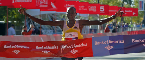 Kimetto rompe récord para ganar el Maratón de Chicago 2013, Jeptoo gana la femenil