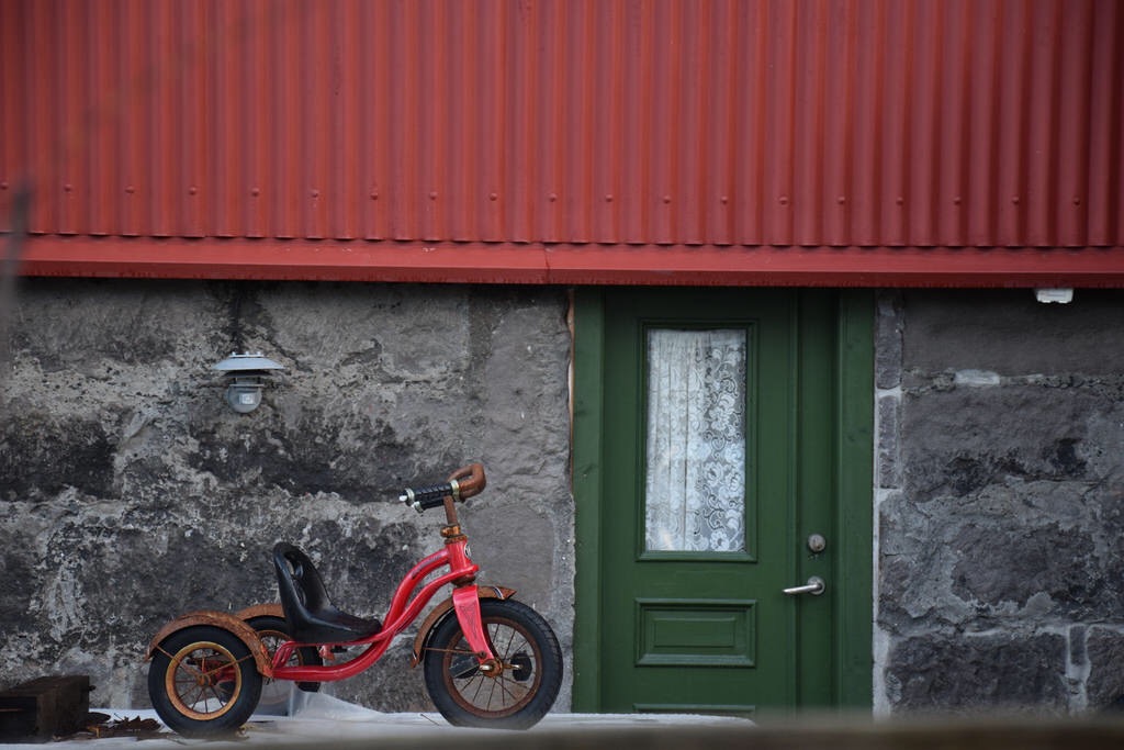Triciclo en una de las casas de Reykjiavik.