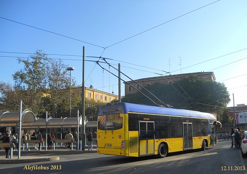 filobus Neoplan n°05 nel piazzale Stazione F.S. - linea 7