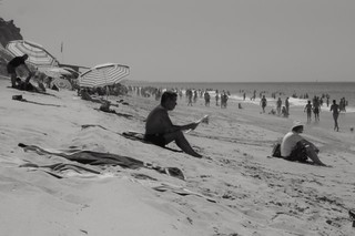O homem que devorava livros lendo jornal, Algarve - (c) 2005