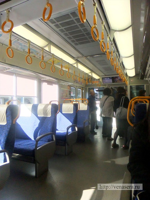 В Токио я не встречал такого расположения сидений - они должны идти, как в московском метро, а не как в "нашей" электричке