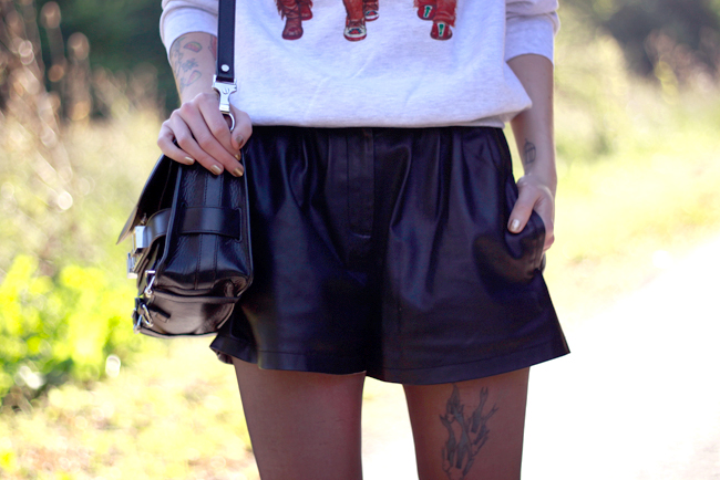 CATS & DOGS fashion blog Berlin sweatshirt cats leather shorts outfit look 6