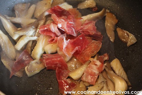 Merluza rellena de setas, langostinos y jamon www.cocinandoentreolivos (5)
