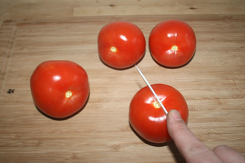 17 - Tomaten kreuzförmig einschneiden / Cut in tomates cross-wise