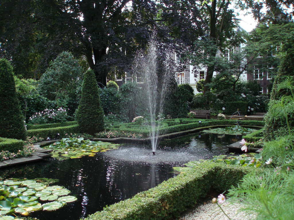 17. Jardines del museo Geelvinck, ubicados en una lujosa casa del siglo XVII. Autor, David Holt