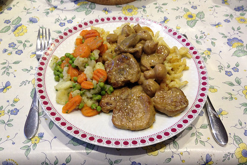 Lendentopf vom Schwein mit Champignons mit Kaisergemüse & Kartoffelnudeln / Pork loin with mushrooms, vegetables & potato noodles