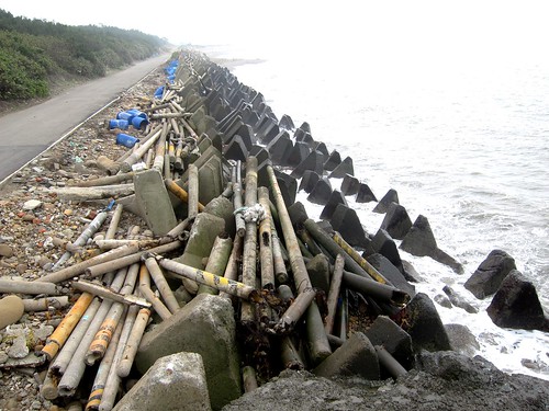 台灣海岸滿佈消波塊，甚至還有廢棄電線杆_桃園 (林育朱攝)