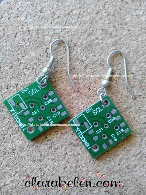 pendientes hechos con placas de circuito integrado