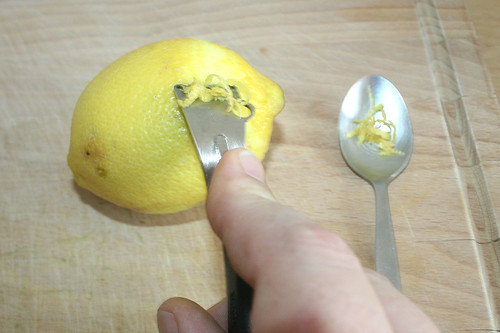 27 - Zitronenschale abreiben / Grate lemon peel