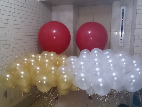 36吋紅色空飄大球2顆；10吋圓型珍珠氣球，金色50顆、白色50顆；氣球外送 by 豆豆氣球材料屋 http://www.dod.com.tw