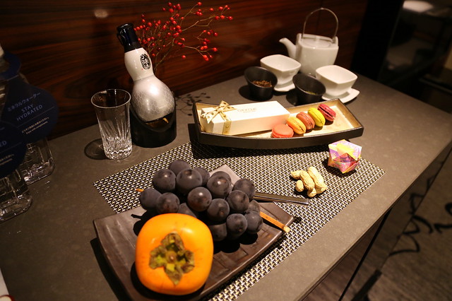 What a wonderful welcome ensemble! Sweet persimmon, Kyoho grapes, macarons, nuts and premium sake!