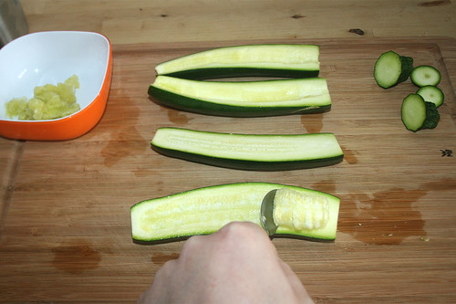 13 - Zucchini entkernen / Core zucchini
