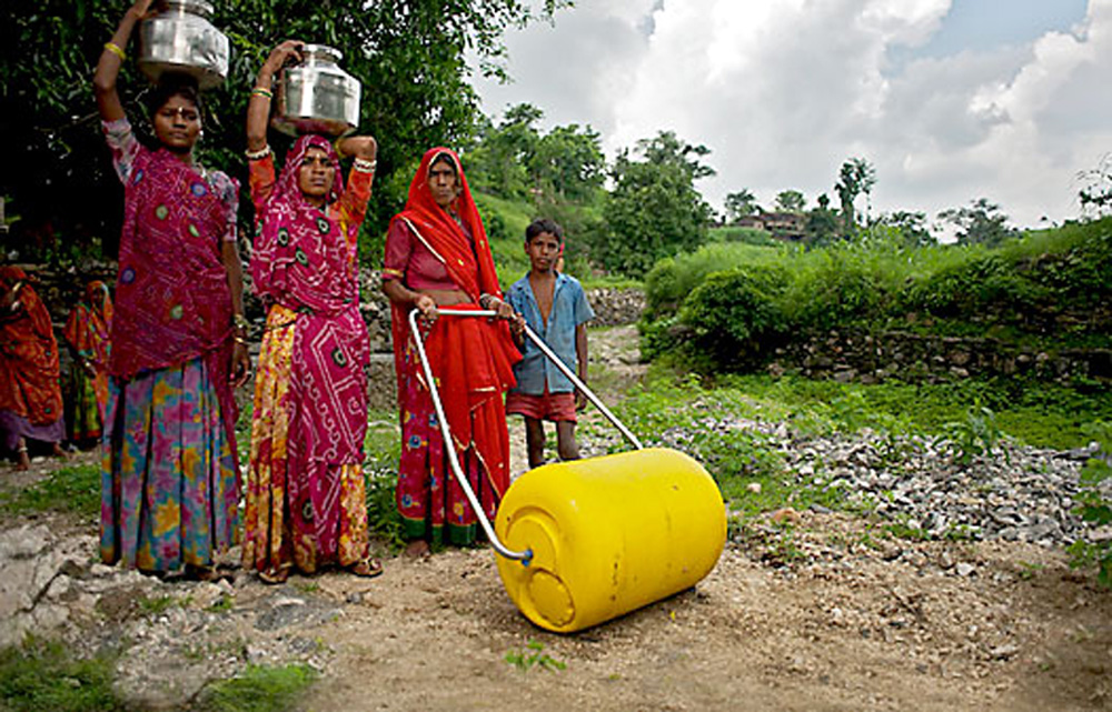 ग्रामीण क्षेत्रों में पानी लाना हुआ आसान