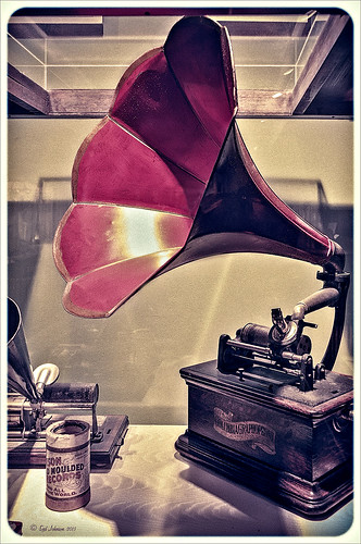 Image of a vintage phonograph from 1901