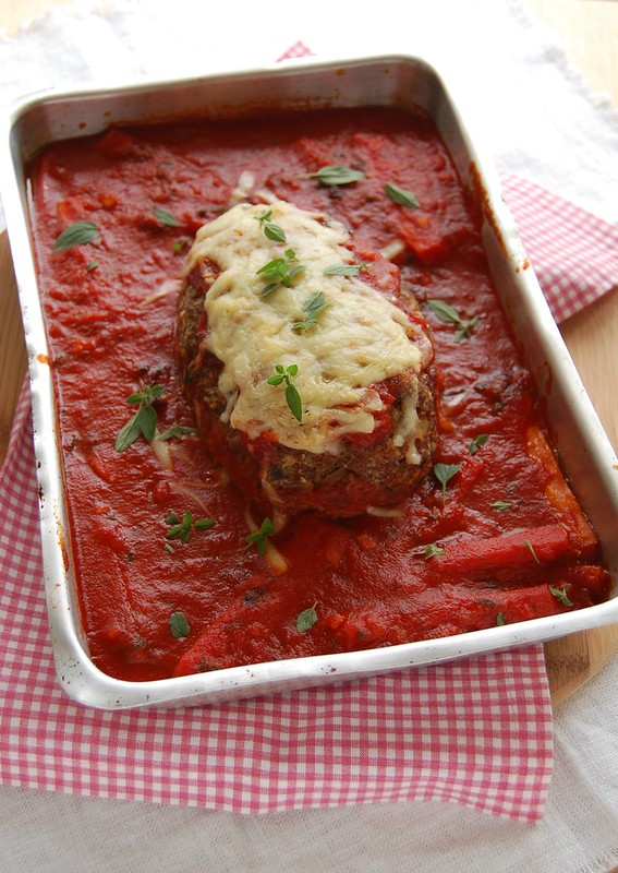 Beef meatloaf with spaghetti sauce / Bolo de carne com molho de tomate e espaguete