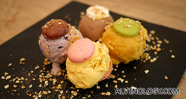 Soogle (S$11.90) - Macarons with four different choices of ice cream