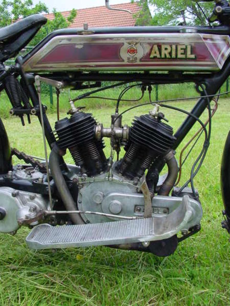 450px-AKD_Ariel_1915_V-Twin_700_cc