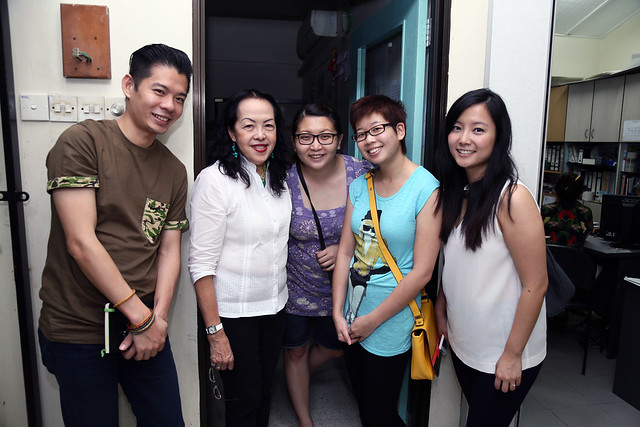 Twestival KL - Some of the Twestival KL team members including (from left) Niki Cheong, Suanie Tew, Grace Loh and Ling Chan pose with PKKI co-founder Shirley tan at the centre