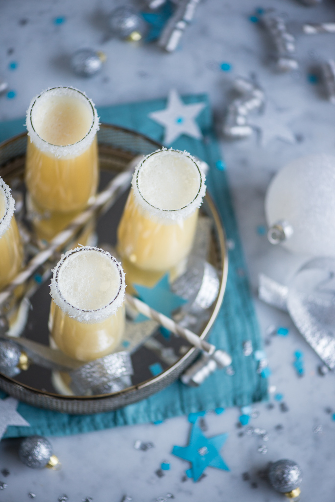 Pineapple Coconut Champagne Cocktail www.pineappleandcoconut.com #NewYears #Cocktail