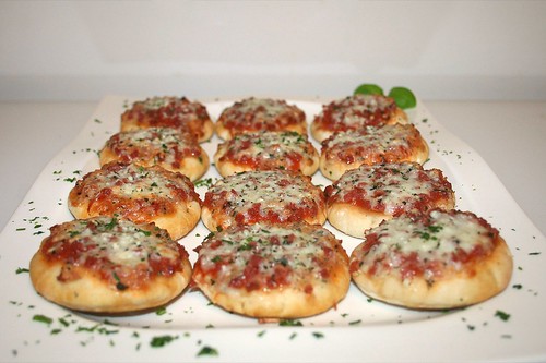 10 - Mamma Gina Mini Steinofen Pizza - Fertig gebacken - Seitenansicht / Side view