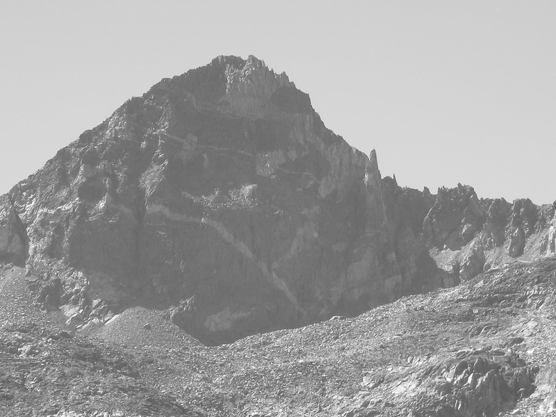 mountain with frowning face near rae lakes