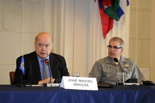 
Secretario General destaca ante el Colegio Interamericano de Defensa el papel de la OEA en promover y defender la democracia