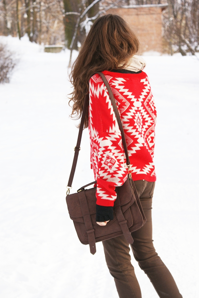 czerwony sweter z azteckim wzorem