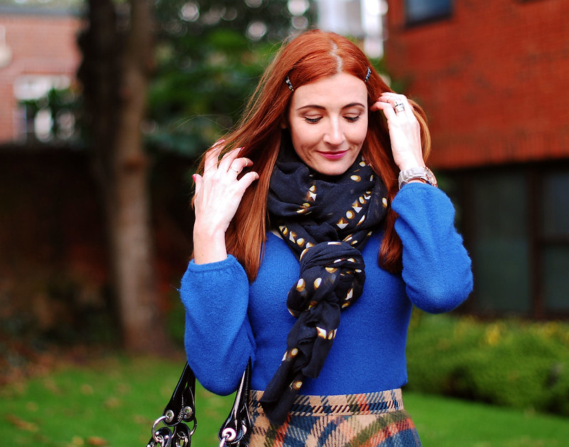 Autumn outfit: Blue sweater, black scarf, check midi skirt