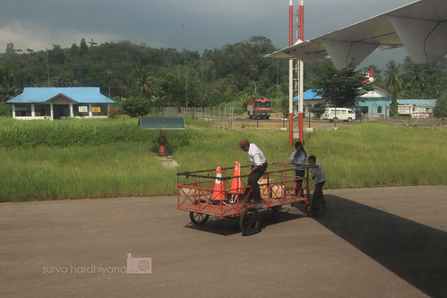 Petugas Bagasi di Bandara Sibolga