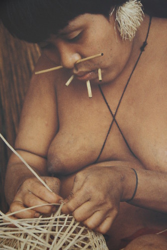 Yanomami tecendo unha cesta. Orinoco. Cidade da Cultura