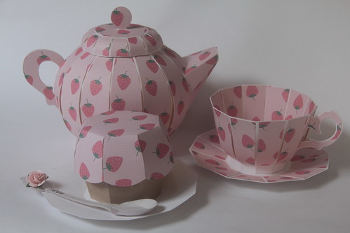 Strawberry Tea Pot and cupcake
