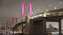 2013年10月　リーフからの電力でレインボー橋点灯（ピンクリボン）