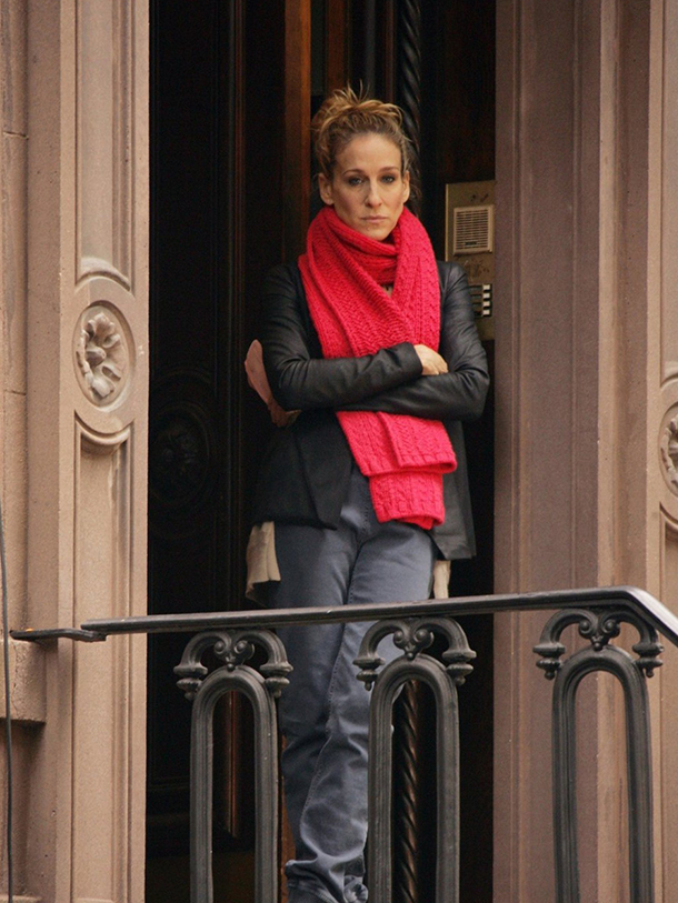 something fashion red scarf, sex and the city red scarf carrie bradshaw, sarah jessica parker scarf outfit fashion