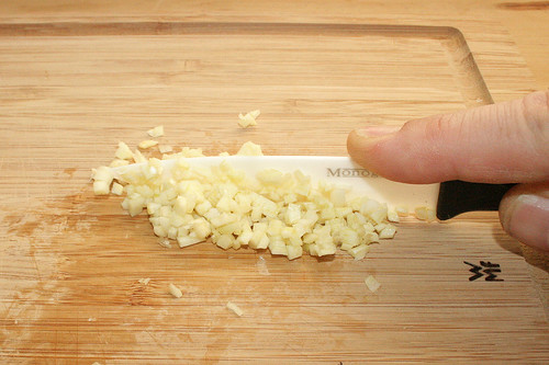 12 - Knoblauch zerkleinern / Mince garlic