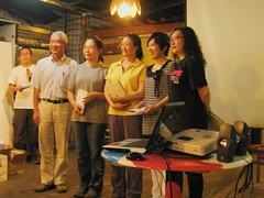 步道學員獲頒結業證書，與客座老師(左二)合照留念。