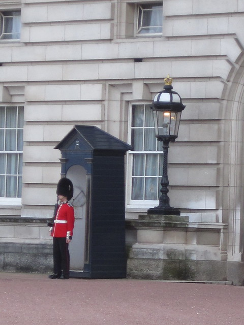beefeater in front of Buckingham