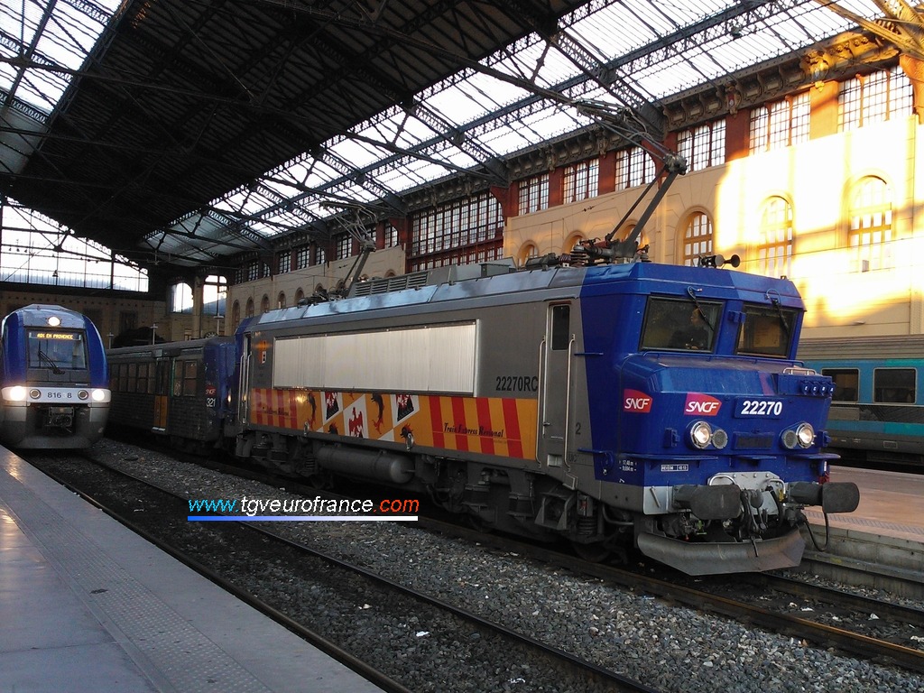 Une locomotive électrique (la BB22270 RC aux couleurs de la Région PACA)