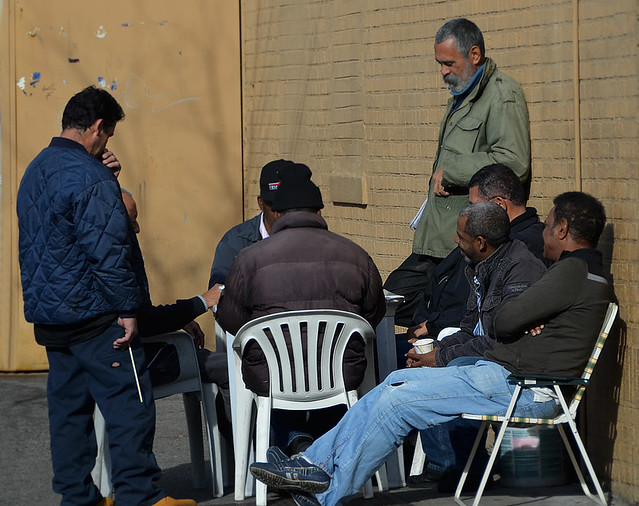 Grupo de hombres jugando a las cartas en el barrio del Bronx