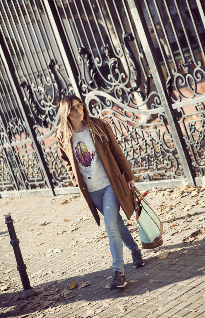 street style barbara crespo we are trending topic dear tee sweatshirt fashion blogger outfit