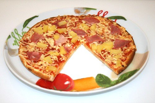 09 - Pizza Hawaii (Wagner Steinofen)  - Angeschnitten / Sliced