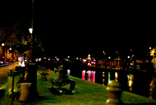 夜のサンマルタン運河。レピュブリク広場近くで。