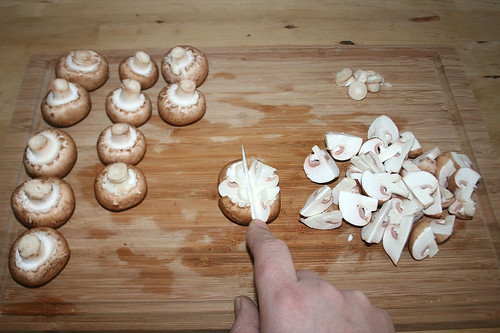 24 - Pilze zerkleinern / Quarter mushrooms