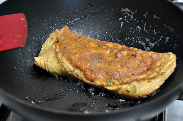Smoked Salmon Omelette with Sweet Soy Sauce & Sriracha | www.fussfreecooking.com