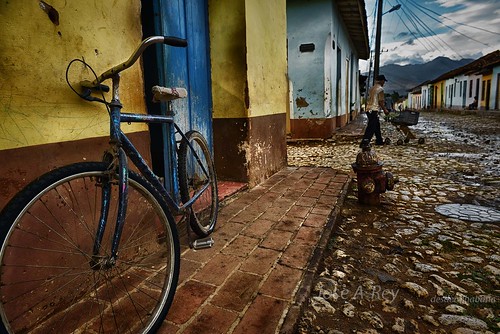 Trinidad en bici. by Rey Cuba