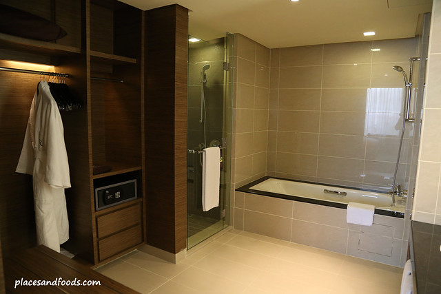 renaissance hotel johor bahru junior suite bathroom