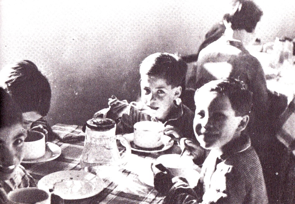 8. Niños tomando su desayuno en el comedor social